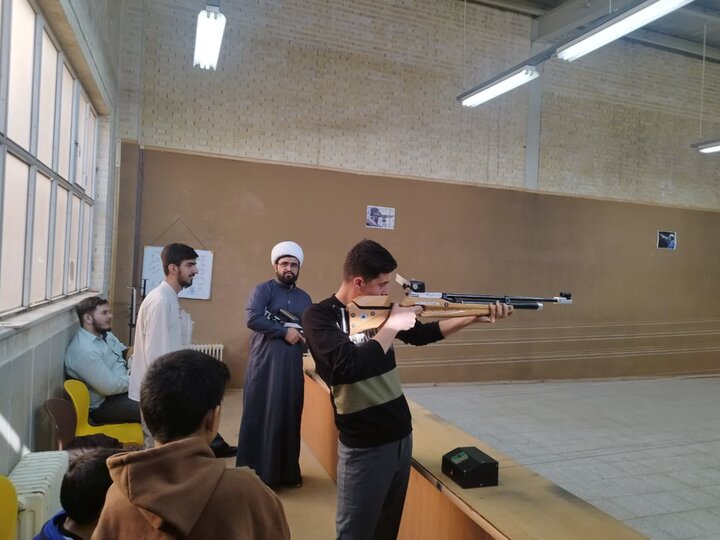 تصاویر/ مسابقات تیراندازی طلاب مدارس علمیه منطقه کاشان