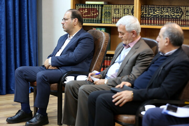 تصاویر/ دیدار معاون سازمان برنامه و بودجه کشور با آیت الله اعرافی