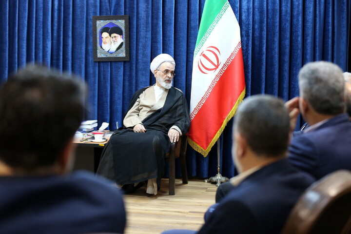 تصاویر/ دیدار معاون سازمان برنامه و بودجه کشور با آیت الله اعرافی