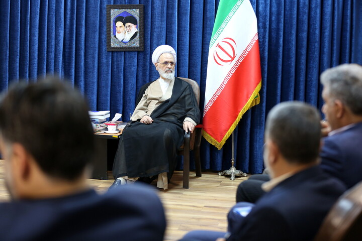 تصاویر/ دیدار معاون سازمان برنامه و بودجه کشور با آیت الله اعرافی