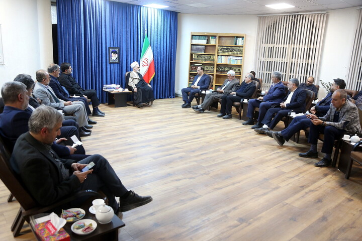 تصاویر/ دیدار معاون سازمان برنامه و بودجه کشور با آیت الله اعرافی