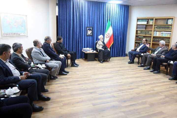 تصاویر/ دیدار معاون سازمان برنامه و بودجه کشور با آیت الله اعرافی