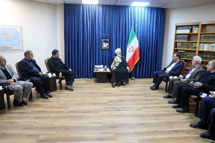 تصاویر/ دیدار معاون سازمان برنامه و بودجه کشور با آیت الله اعرافی