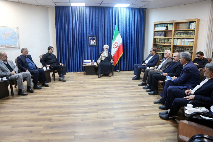 تصاویر/ دیدار معاون سازمان برنامه و بودجه کشور با آیت الله اعرافی