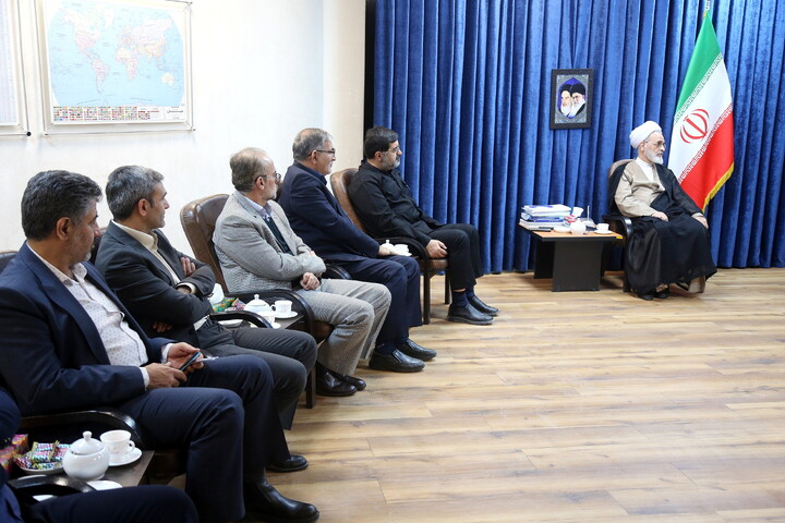 تصاویر/ دیدار معاون سازمان برنامه و بودجه کشور با آیت الله اعرافی