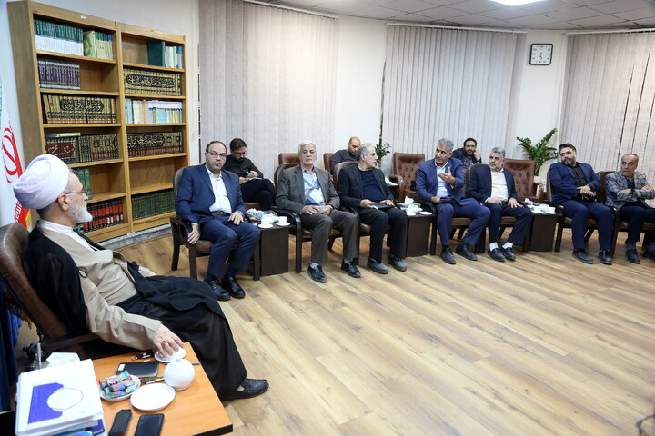 تصاویر/ دیدار معاون سازمان برنامه و بودجه کشور با آیت الله اعرافی