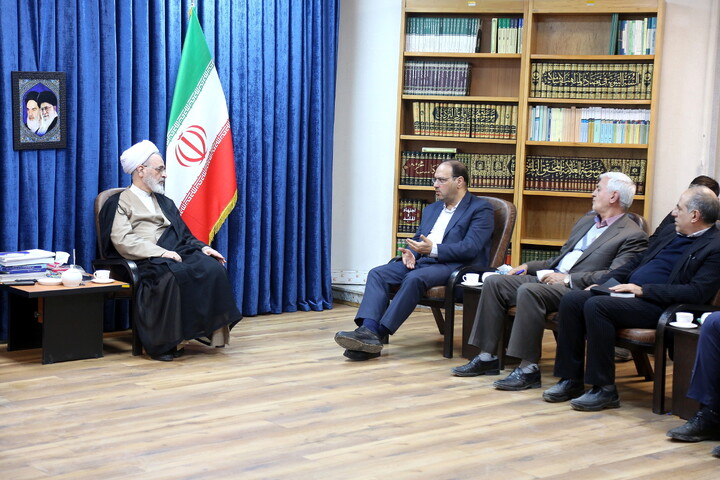 تصاویر/ دیدار معاون سازمان برنامه و بودجه کشور با آیت الله اعرافی