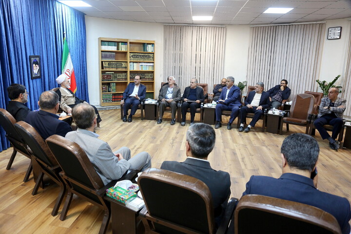 تصاویر/ دیدار معاون سازمان برنامه و بودجه کشور با آیت الله اعرافی