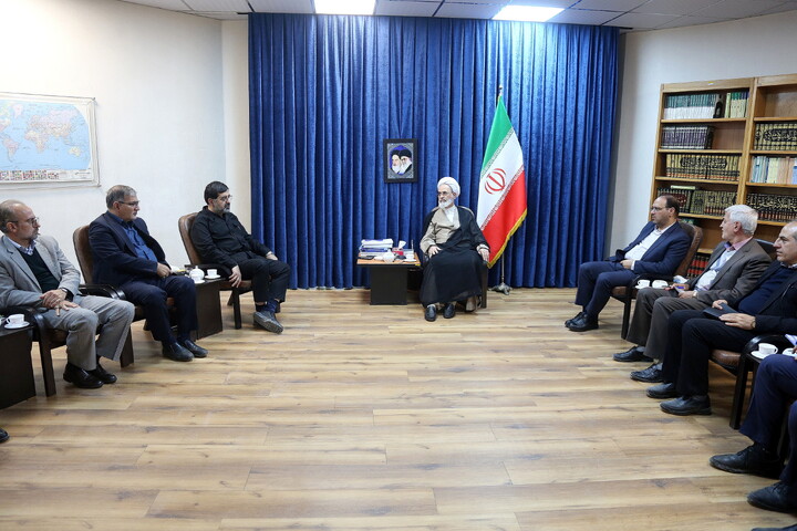 تصاویر/ دیدار معاون سازمان برنامه و بودجه کشور با آیت الله اعرافی