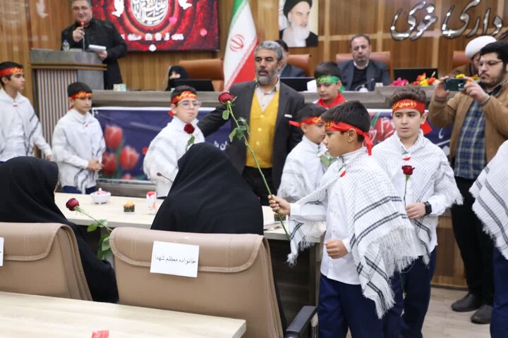 تصاویر/ مراسم تجلیل از مادران و همسران شهدا در خوی