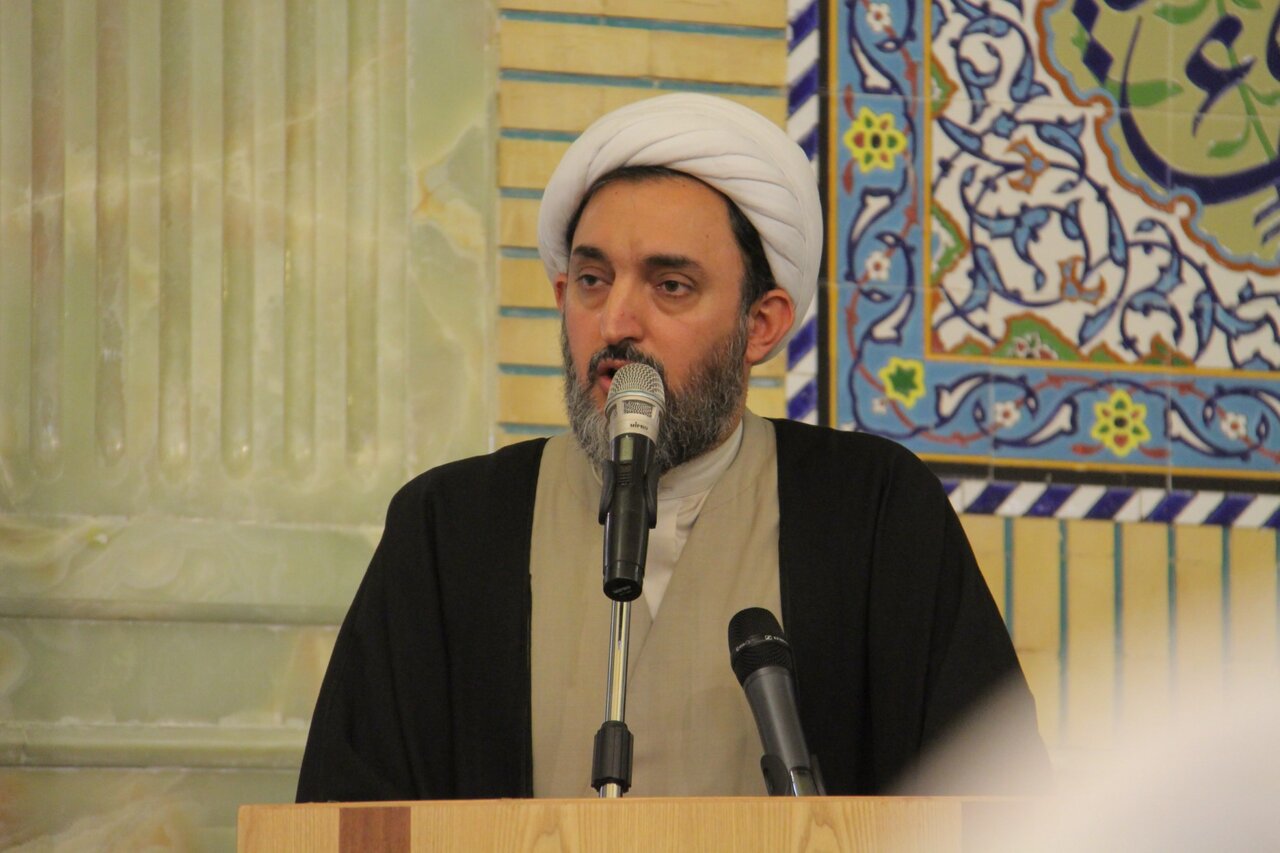 مؤمن همواره آماده دفاع از حقیقت و ایستادگی در برابر دشمن باشد