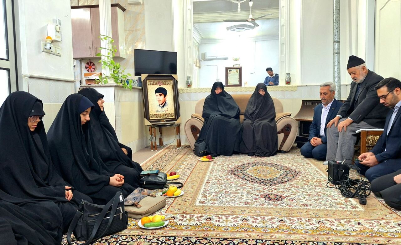 خانواده شهدا ستون‌های انقلاب اسلامی هستند