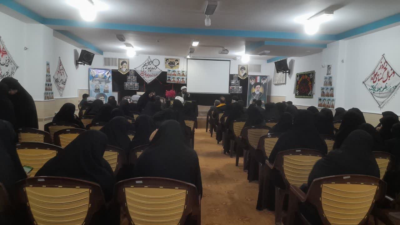 برگزاری مراسم تجلیل از مادران و همسران شهدا در مدرسه علمیه حضرت زهرا(س) میبد