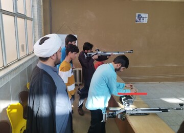 فیلم | مسابقات تیراندازی طلاب مدارس علمیه منطقه کاشان