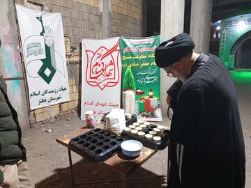 پذیرایی امام جمعه نطنز از عزاداران وفات حضرت ام البنین(س) +عکس