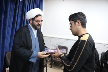 تصاویر/ تقدیر از دانشجویان عضو ستاد نماز جمعه قروه به مناسبت روز دانشجو