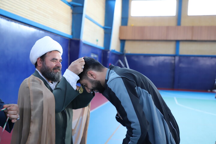 تصاویر/تجلیل از نفرات برتر مسابقات ورزشی طلاب کردستان