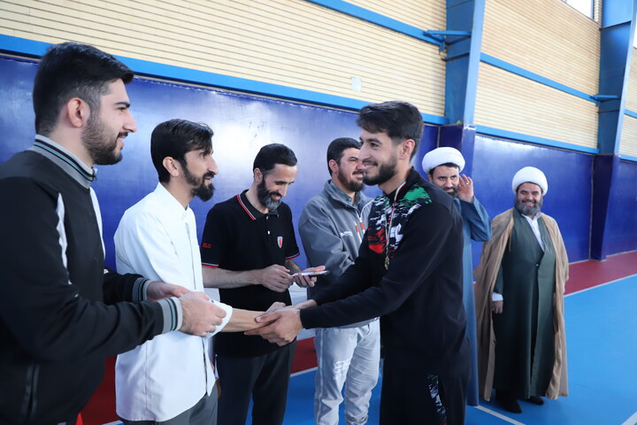 تصاویر/تجلیل از نفرات برتر مسابقات ورزشی طلاب کردستان