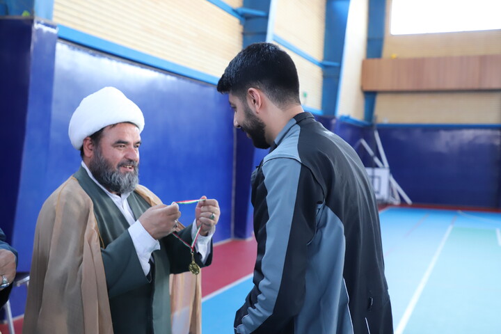 تصاویر/تجلیل از نفرات برتر مسابقات ورزشی طلاب کردستان