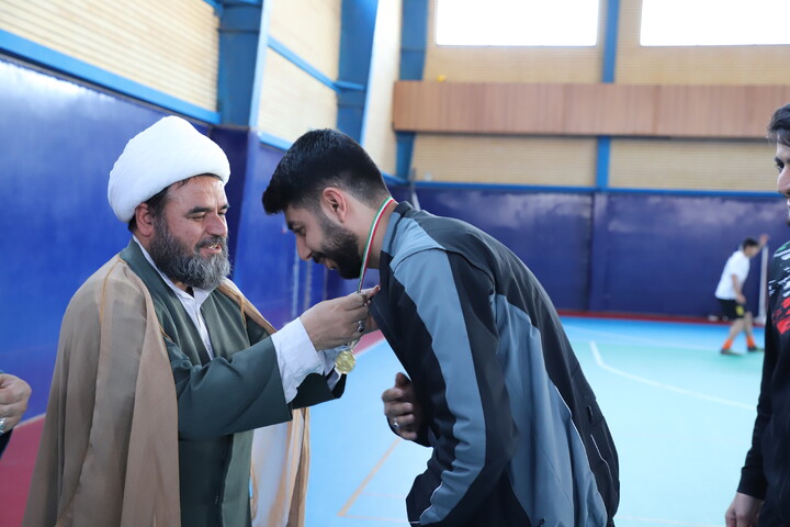 تصاویر/تجلیل از نفرات برتر مسابقات ورزشی طلاب کردستان