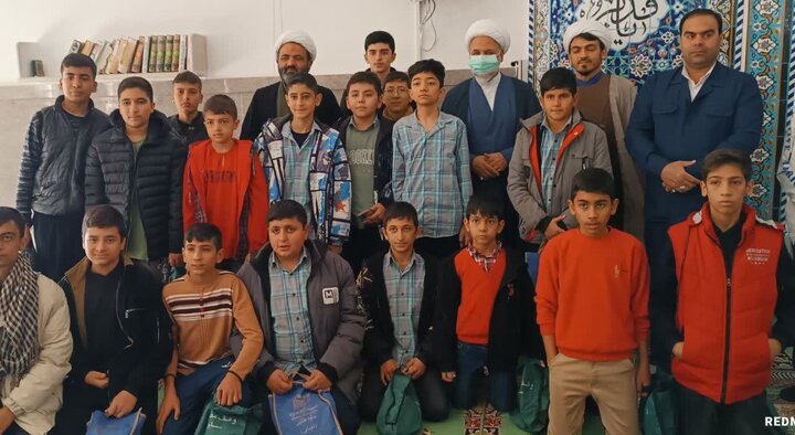 تصاویر/حضور پررنگ نوجوانان و جوانان شهرستان ساوه در نماز جمعه