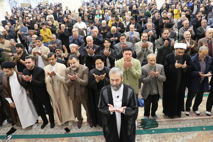 تصاویر/ اقامه نماز طلاب باران در اردبیل