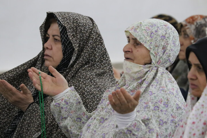 تصاویر/ اقامه نماز طلاب باران در اردبیل