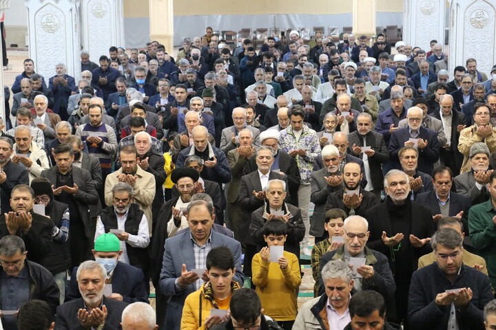 تصاویر/ اقامه نماز طلاب باران در اردبیل