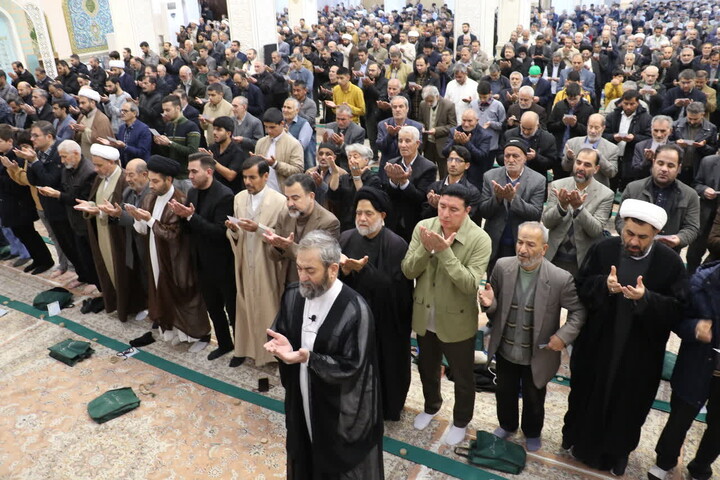 تصاویر/ اقامه نماز طلاب باران در اردبیل