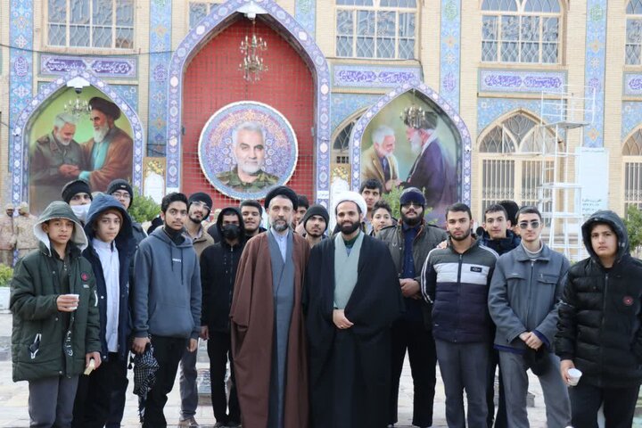 حضور طلاب مدرسه علمیه محمودیه کرمان در برنامه هفتگی شامل قرائت زیارت عاشورا، سخنرانی حجت‌الاسلام والمسلمین عسکری درباره ضرورت آمادگی علمی و روحی طلاب، پیاده‌روی و زیارت گلزار شهدا.