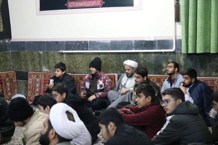 حضور طلاب مدرسه علمیه محمودیه کرمان در برنامه هفتگی شامل قرائت زیارت عاشورا، سخنرانی حجت‌الاسلام والمسلمین عسکری درباره ضرورت آمادگی علمی و روحی طلاب، پیاده‌روی و زیارت گلزار شهدا.