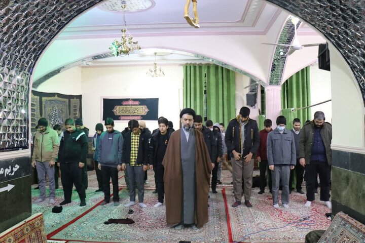 حضور طلاب مدرسه علمیه محمودیه کرمان در برنامه هفتگی شامل قرائت زیارت عاشورا، سخنرانی حجت‌الاسلام والمسلمین عسکری درباره ضرورت آمادگی علمی و روحی طلاب، پیاده‌روی و زیارت گلزار شهدا.