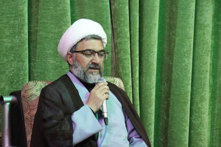 حضور طلاب مدرسه علمیه محمودیه کرمان در برنامه هفتگی شامل قرائت زیارت عاشورا، سخنرانی حجت‌الاسلام والمسلمین عسکری درباره ضرورت آمادگی علمی و روحی طلاب، پیاده‌روی و زیارت گلزار شهدا.