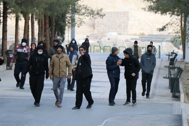 حضور طلاب مدرسه علمیه محمودیه کرمان در برنامه هفتگی شامل قرائت زیارت عاشورا، سخنرانی حجت‌الاسلام والمسلمین عسکری درباره ضرورت آمادگی علمی و روحی طلاب، پیاده‌روی و زیارت گلزار شهدا.