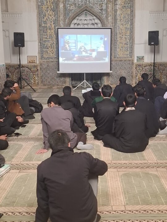 حضور طلاب و اساتید مدرسه علمیه ابراهیمیه کرمان در برنامه پخش مناظره علمی با موضوع مظلومیت و شهادت حضرت زهرا(س).