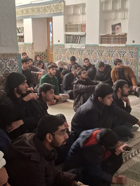 حضور طلاب و اساتید مدرسه علمیه ابراهیمیه کرمان در برنامه پخش مناظره علمی با موضوع مظلومیت و شهادت حضرت زهرا(س).