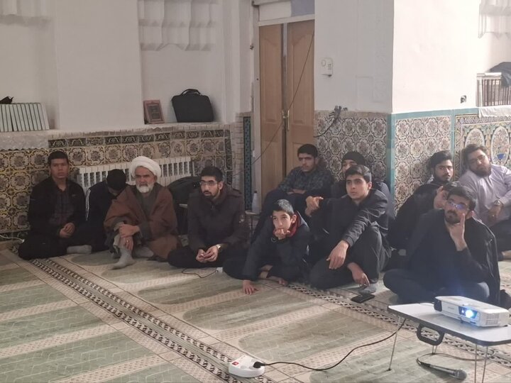 حضور طلاب و اساتید مدرسه علمیه ابراهیمیه کرمان در برنامه پخش مناظره علمی با موضوع مظلومیت و شهادت حضرت زهرا(س).
