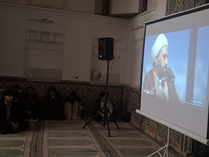 حضور طلاب و اساتید مدرسه علمیه ابراهیمیه کرمان در برنامه پخش مناظره علمی با موضوع مظلومیت و شهادت حضرت زهرا(س).