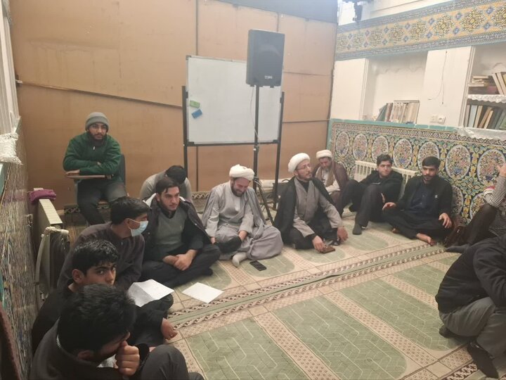 حضور طلاب و اساتید مدرسه علمیه ابراهیمیه کرمان در برنامه پخش مناظره علمی با موضوع مظلومیت و شهادت حضرت زهرا(س).