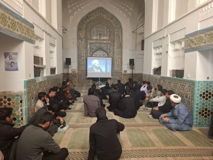 حضور طلاب و اساتید مدرسه علمیه ابراهیمیه کرمان در برنامه پخش مناظره علمی با موضوع مظلومیت و شهادت حضرت زهرا(س).