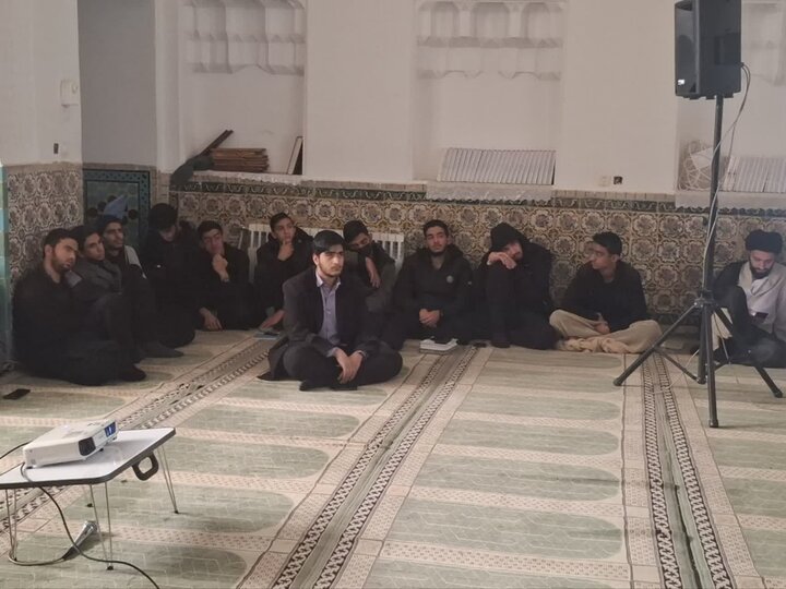 حضور طلاب و اساتید مدرسه علمیه ابراهیمیه کرمان در برنامه پخش مناظره علمی با موضوع مظلومیت و شهادت حضرت زهرا(س).