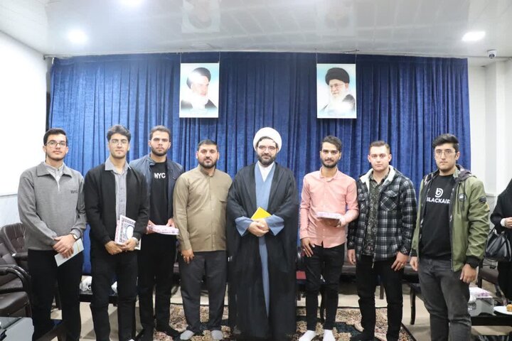 تصاویر/ تقدیر از دانشجویان عضو ستاد نماز جمعه قروه به مناسبت روز دانشجو