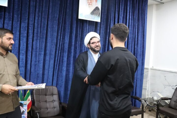 تصاویر/ تقدیر از دانشجویان عضو ستاد نماز جمعه قروه به مناسبت روز دانشجو