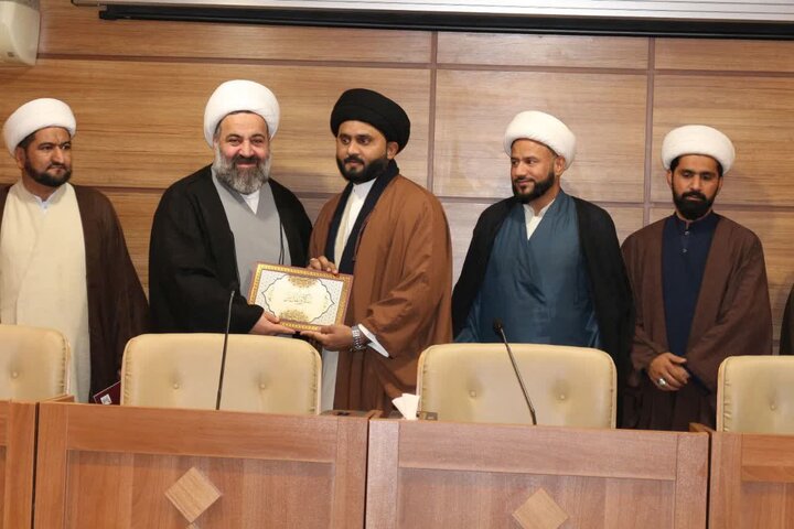 مؤسسہ الکوثر نجف اشرف کے فارغ التحصیل طلباء کو حرم امام حسین (ع) کی جانب سے اسناد