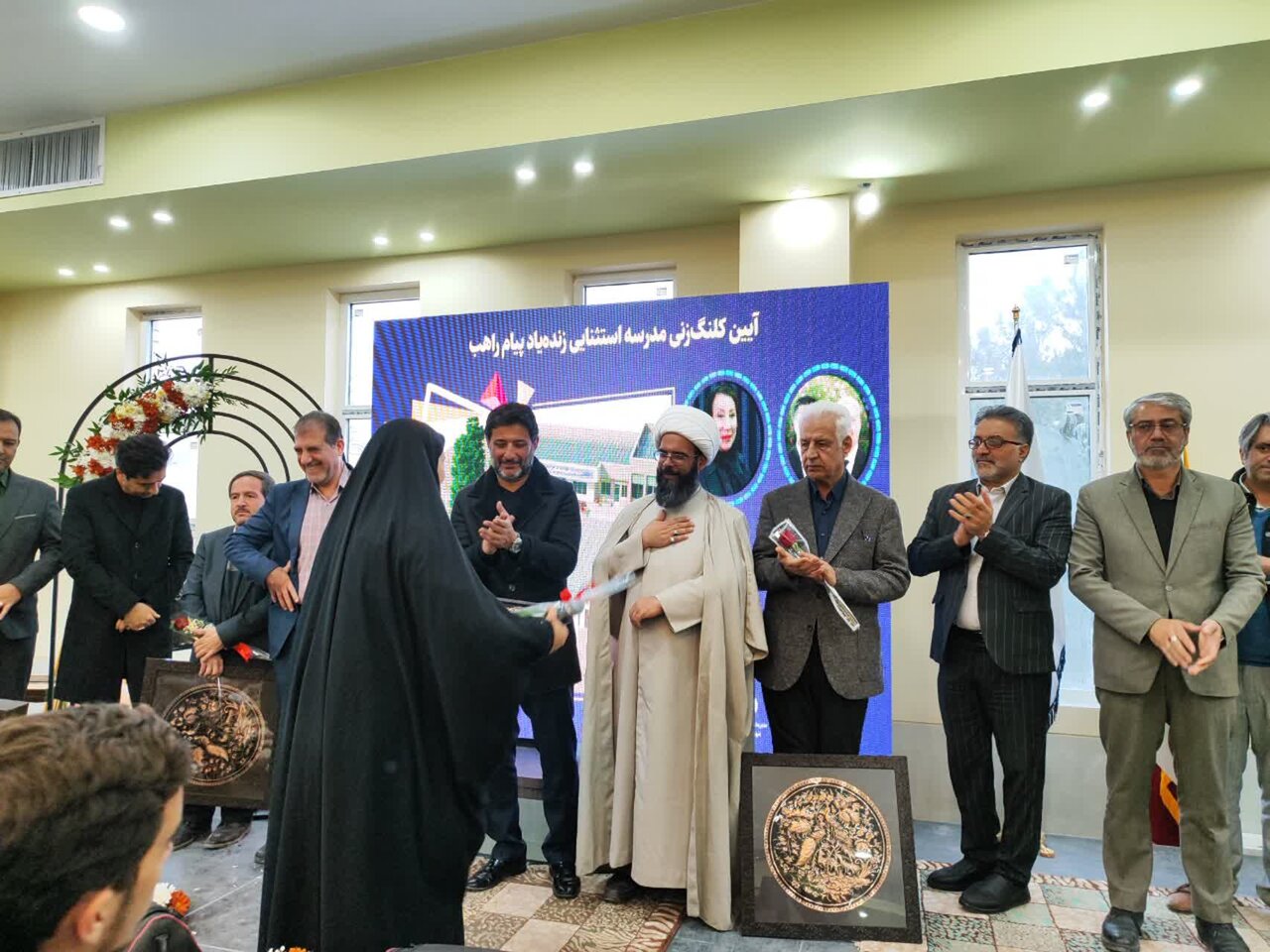 کلنگ احداث مدرسه استثنایی بانوی خیّر کاشانی به زمین زده شد+تصاویر