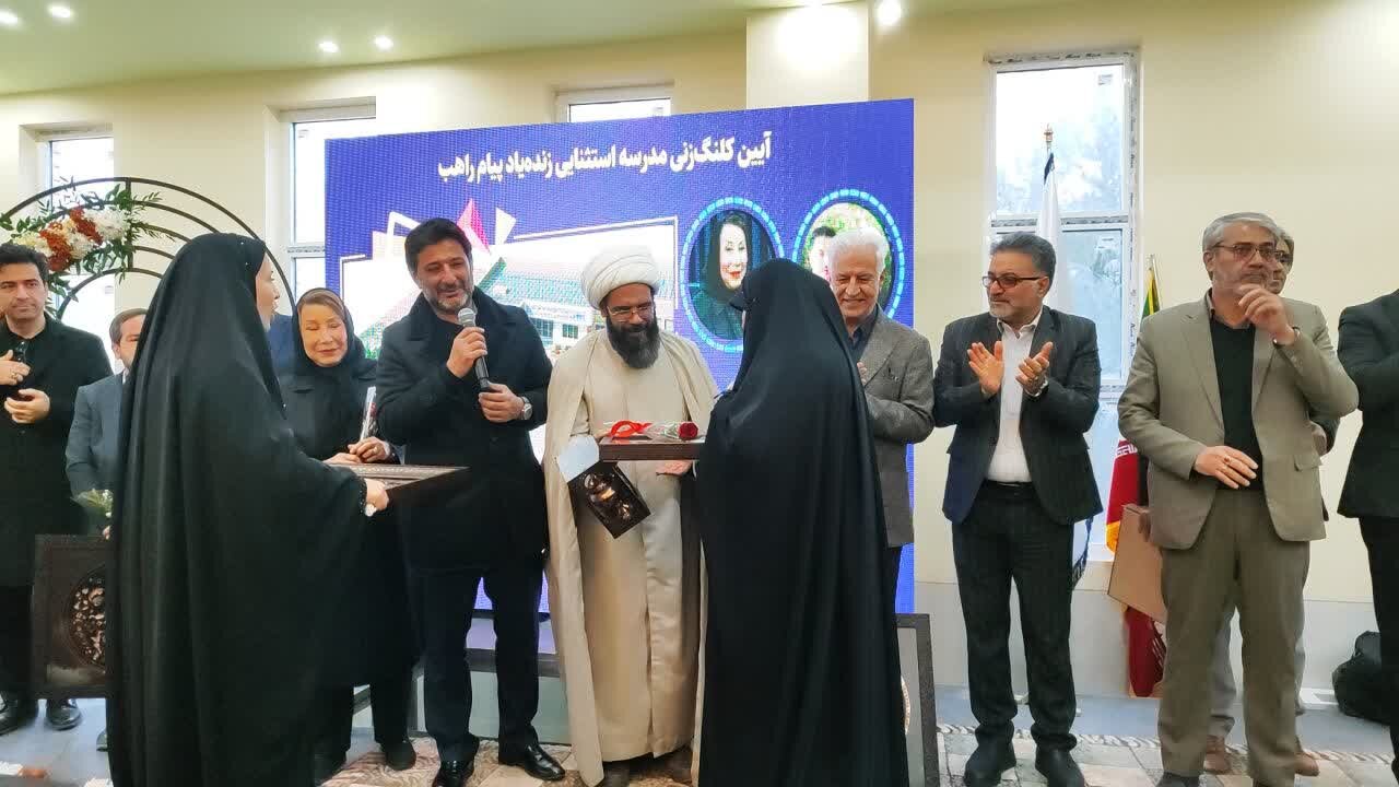 کلنگ احداث مدرسه استثنایی بانوی خیّر کاشانی به زمین زده شد+عکس