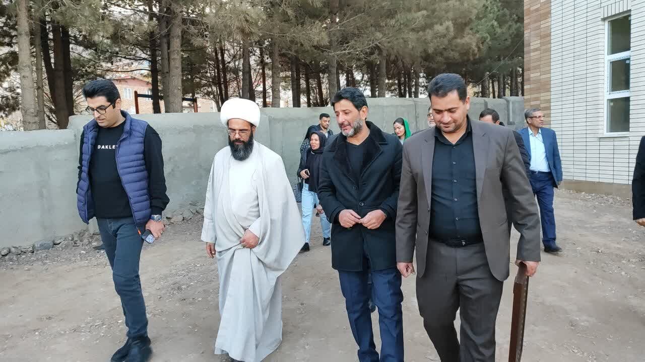 کلنگ احداث مدرسه استثنایی بانوی خیّر کاشانی به زمین زده شد+عکس