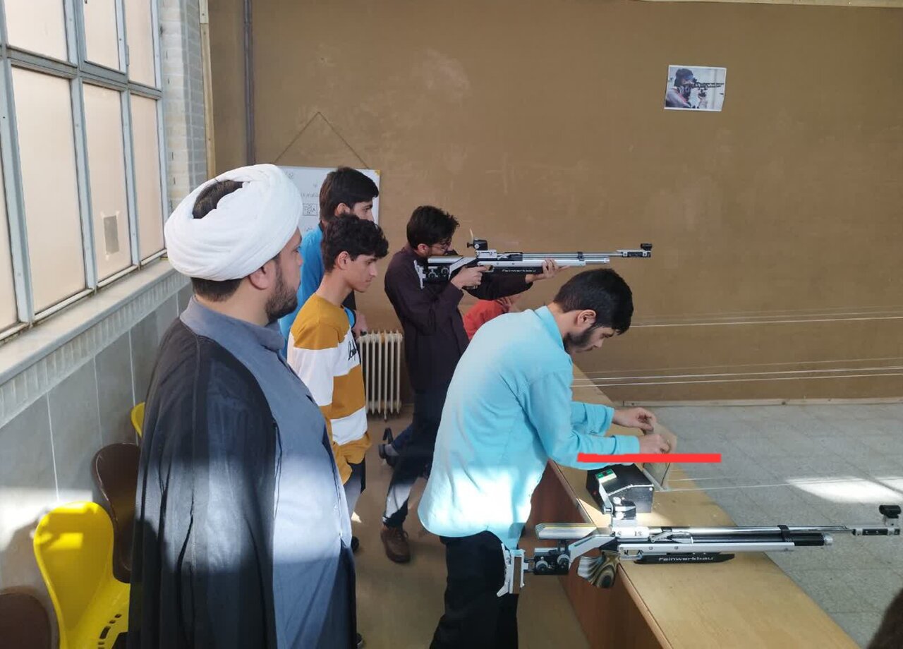 فیلم | مسابقات تیراندازی طلاب مدارس علمیه منطقه کاشان