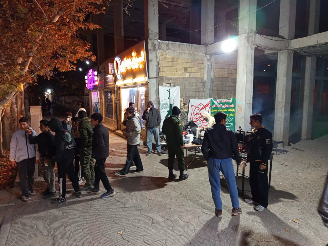 پذیرایی امام جمعه نطنز از عزاداران وفات حضرت ام البنین(س) +عکس