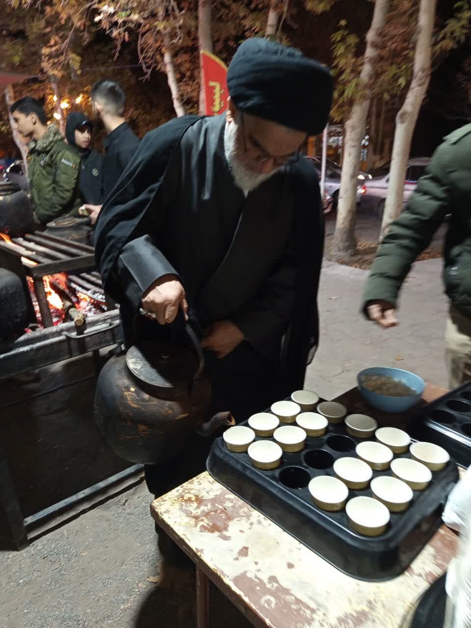 پذیرایی امام جمعه نطنز از عزاداران وفات حضرت ام البنین(س) +عکس